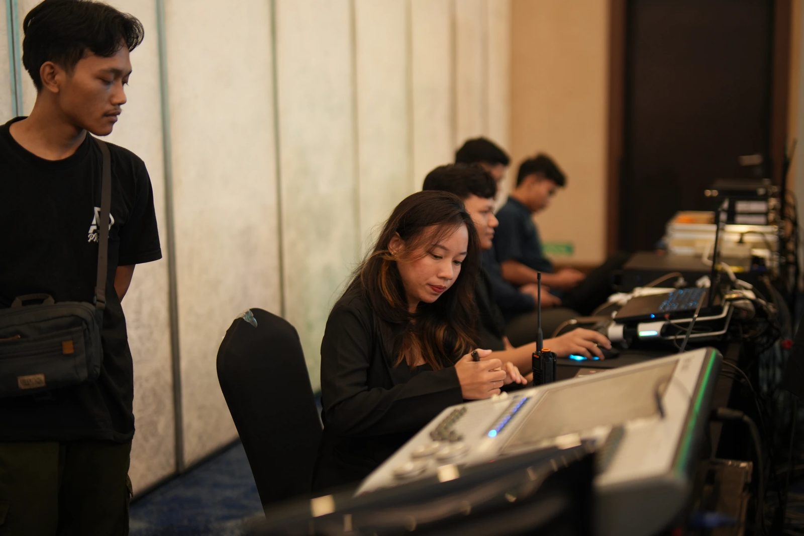 Show control — tepat waktu, setiap isyarat